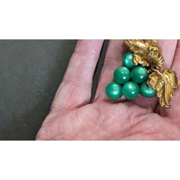 Vintage Coro Grape Cluster Brooch With Gold Leaves & Green Beads vineyard - Picture 5 of 7